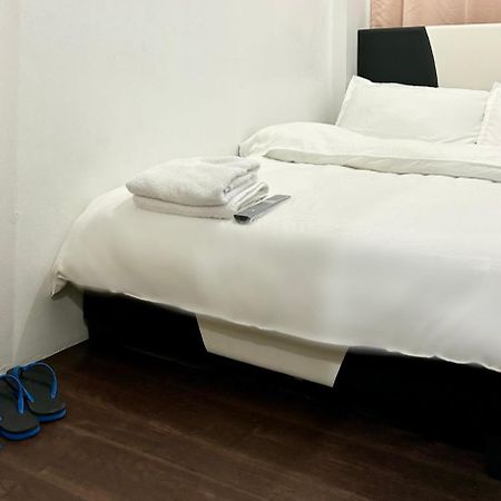 Private Room With Ac And Fan At Ekg Manila House Rental Exteriör bild