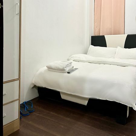 Private Room With Ac And Fan At Ekg Manila House Rental Exteriör bild